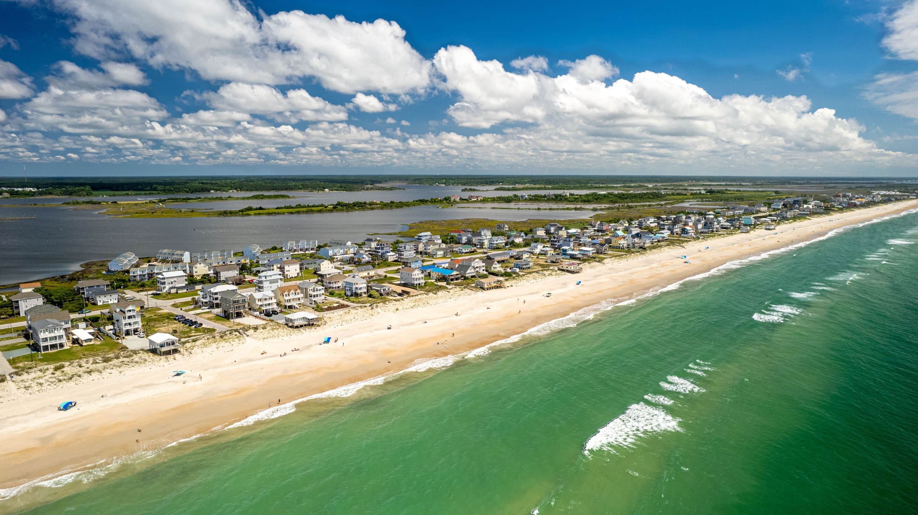 Plage, chaises longues, serviettes de plage