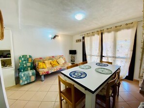 Apartamento | Sala de estar | TV de tela plana 22 polegadas com canais a cabo, TV
