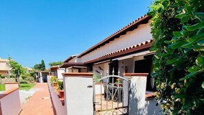A residential property with a gated entrance, a tiled patio, and a red-tiled roof. - I Geranei 2 San Teodoro Centro (San Teodoro)