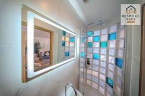 Regadera, secadora de cabello, toallas, jabón 