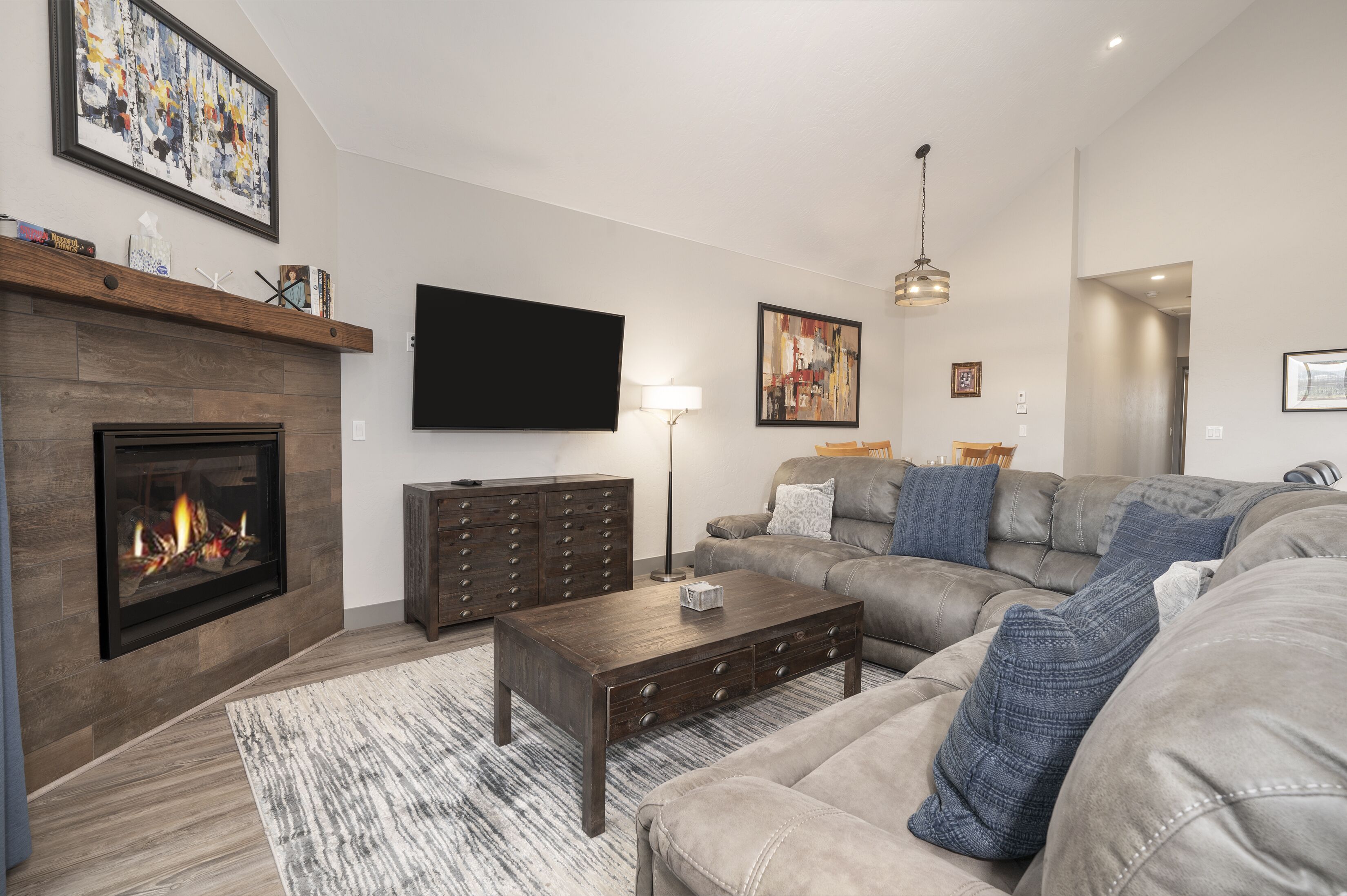 Golf Course Gem: Stylish Mountain Town Retreat