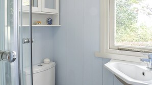 Ein Badezimmer mit Toilette, Waschbecken und Fenster.