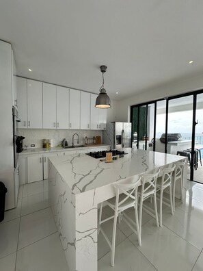 Geladeira, micro-ondas, fogão, cooktop