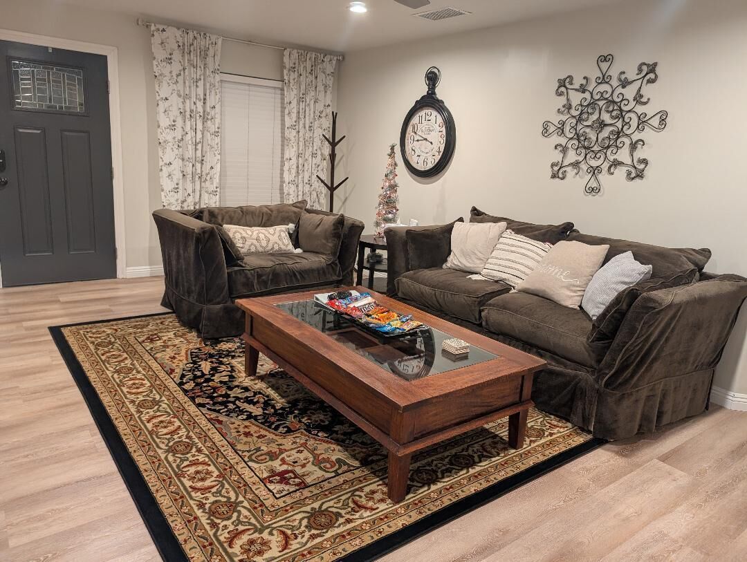 Cheerful 3 Bedroom 2 Bath Patio Home - Downey, CA