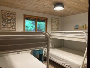 4 habitaciones, escritorio, tabla de planchar con plancha y wifi gratis 