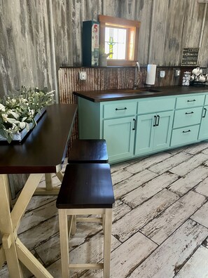 Kylskåp, mikrovågsugn, kaffe- och tebryggare och brödrost