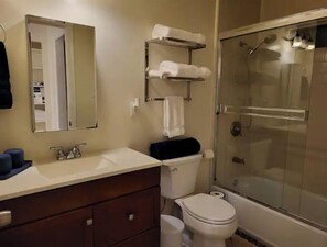 Hair dryer, towels, soap, shampoo - SoCal Stylish duplex (Downey)