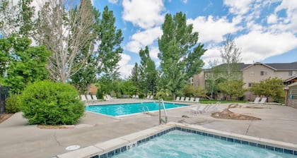 Spacious Eden Retreat – Modern Comfort, Scenic Views & Room for 11
