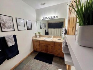 Duschwanne, Haartrockner, Bidet, Handtücher