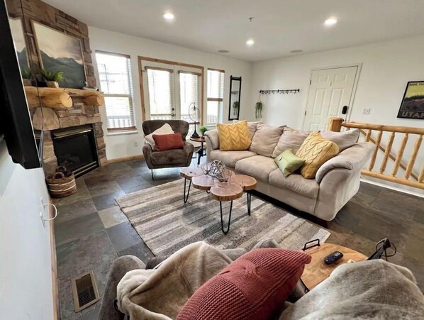 Interior - Spacious Eden Retreat – Modern Comfort, Scenic Views & Room for 11 (Eden)