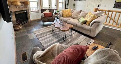 Spacious Eden Retreat – Modern Comfort, Scenic Views & Room for 11