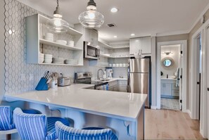 Kjøleskap, mikrobølgeovn, ovn og kokeplater