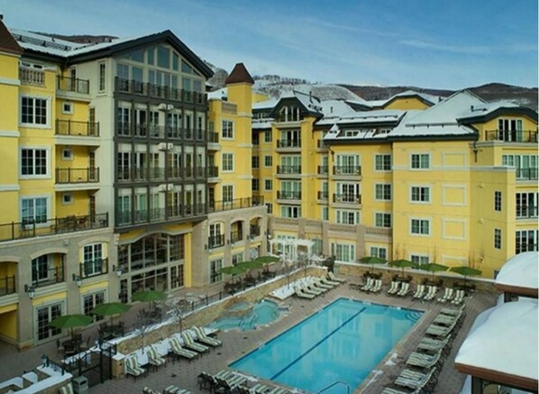 Een verwarmd zwembad