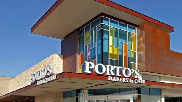 Un bâtiment sur lequel on peut lire l’inscription « PORTO’S BAKERY & CAFE ».