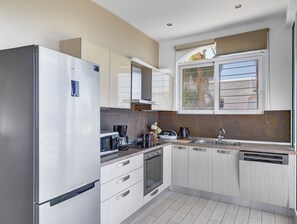 Een koelkast, een magnetron, een oven, een vaatwasser