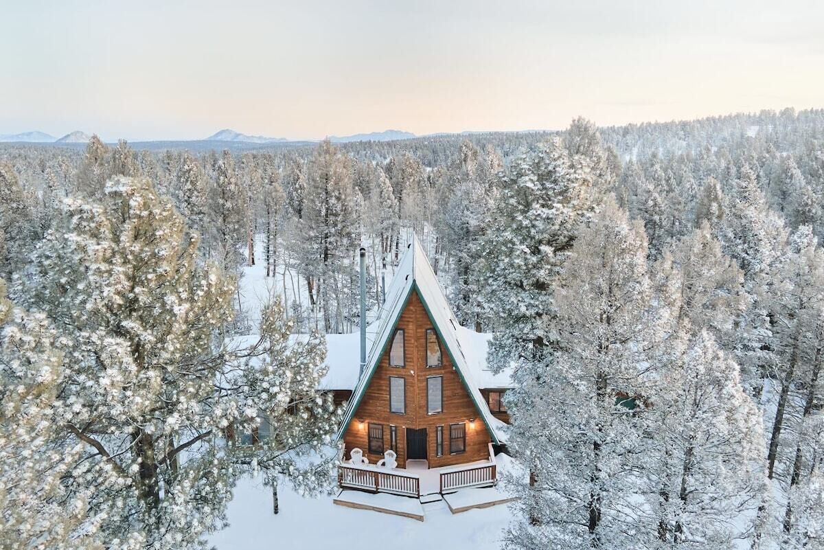 Spacious Family Cabin at Cedar Mountain w/HOT TUB