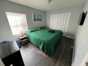 3 bedrooms, desk, iron/ironing board, free WiFi