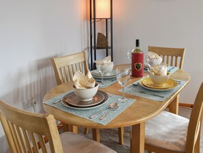 Dining - Turnstones is a fantastic property boasting an a wonderful coastal location. (Walcott-Happisburgh-Norfolk)