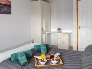 2 bedrooms, free WiFi, bed sheets - Turnstones is a fantastic property boasting an a wonderful coastal location. (Walcott-Happisburgh-Norfolk)