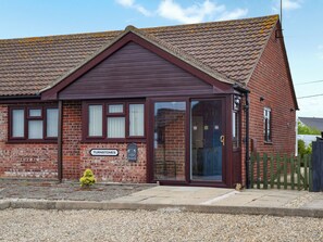 Exterior - Turnstones is a fantastic property boasting an a wonderful coastal location. (Walcott-Happisburgh-Norfolk)
