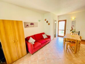 Apartment | Living area | 22-inch flat-screen TV with cable channels, TV - Le Querce 3 (San Teodoro)