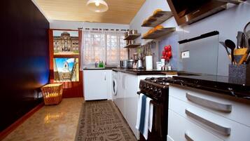 Jääkaappi, mikroaaltouuni, uuni, liesi