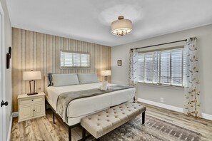 4 sovrum, skrivbord, strykjärn/strykbräda och resesäng