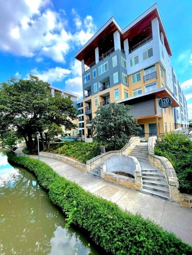 Beautiful Modern 1-Bedroom 1-Bath Apartment- On the Riverwalk