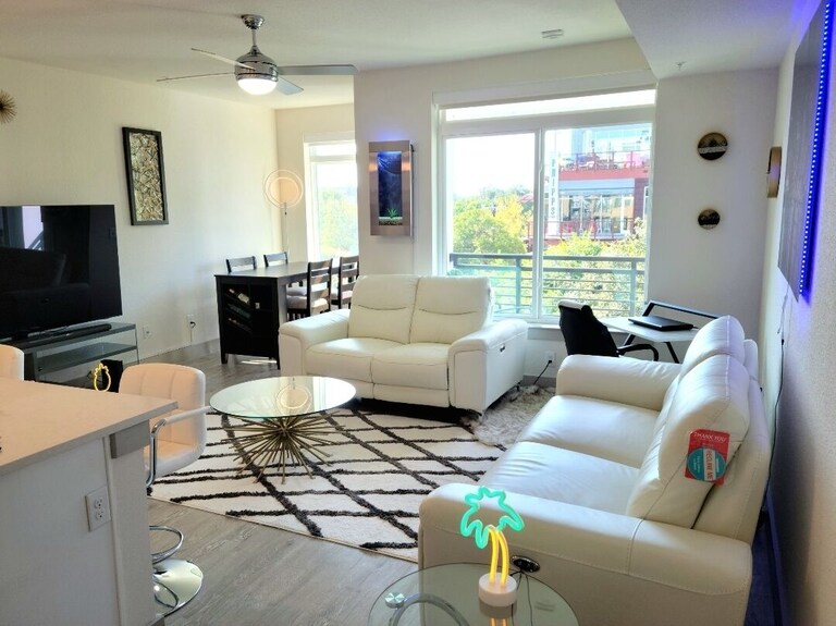 Beautiful Modern 1-bedroom 1-bath Apartment- On The Riverwalk - San Antonio, TX