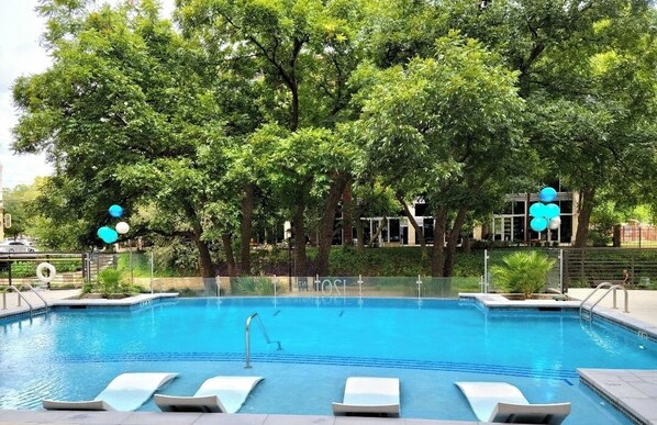 Outdoor pool - Beautiful Modern 1-Bedroom 1-Bath Apartment- On the Riverwalk (San Antonio)