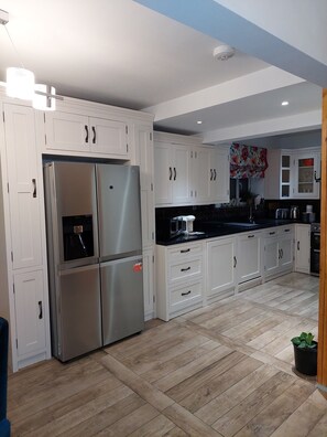 Private kitchen - Cosy 3 bed home near Leeds Bradford airport (Yeadon)