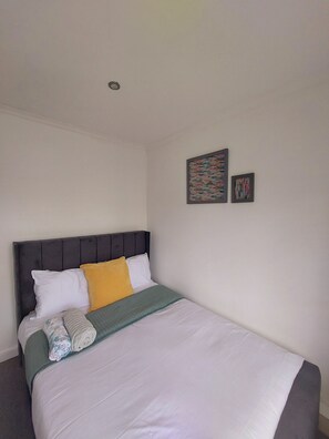 3 bedrooms, WiFi - Cosy 3 bed home near Leeds Bradford airport (Yeadon)