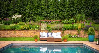 Hamptons Classic beauty w/pool! Minutes from ocean & bay beaches