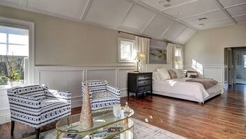 6 bedrooms, iron/ironing board, WiFi, bed sheets