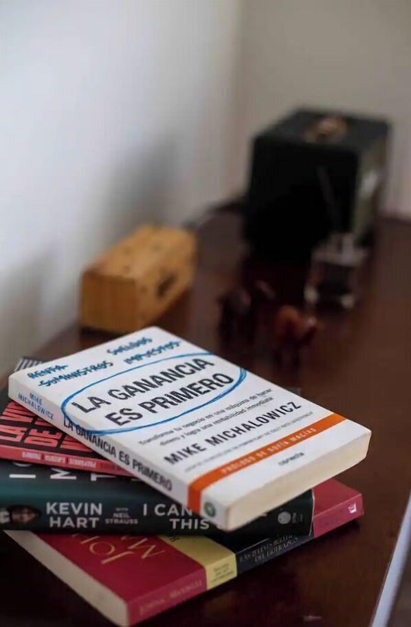 Una pila de libros sobre una superficie de madera.