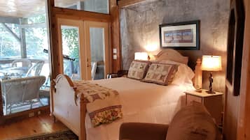 4 bedrooms, desk, iron/ironing board, travel crib