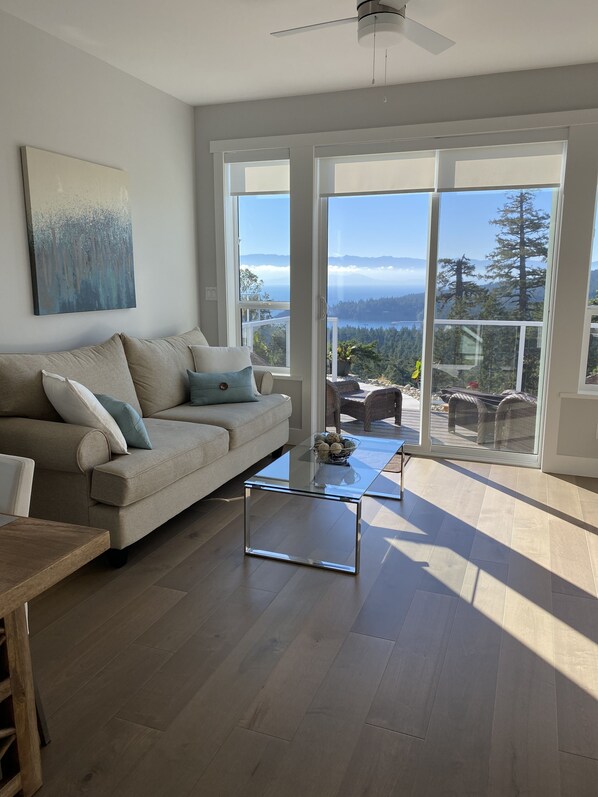 Smart TV, books - True Healing Ocean Retreat (Sooke)