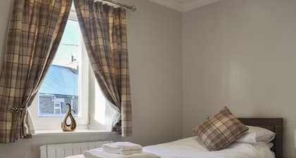 A gorgeous cottage in a great location for local shops and pubs.