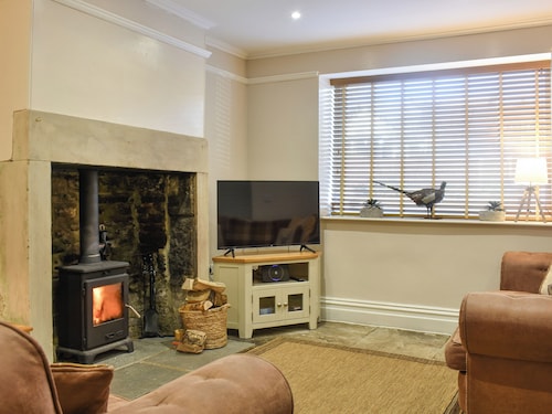 A gorgeous cottage in a great location for local shops and pubs.