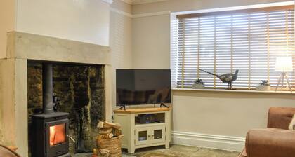 A gorgeous cottage in a great location for local shops and pubs.