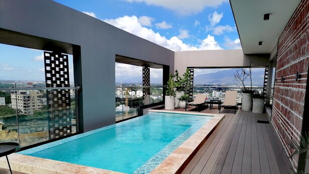 Una piscina sul tetto con vista sulla città.