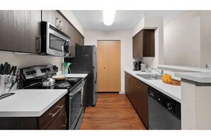 Kjøleskap, mikrobølgeovn, ovn og kokeplater