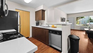 Kylskåp, mikrovågsugn, ugn och spishäll