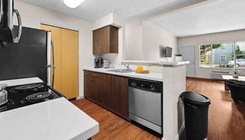 Come relax in Hot Tub- 2 bd-2 bth apt escape