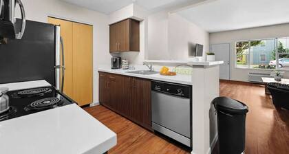 Come relax in Hot Tub- 2 bd-2 bth apt escape