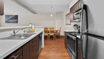 冰箱、微波炉、烤箱、炉灶