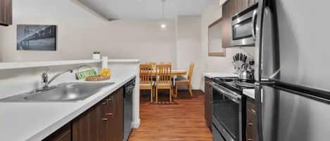 Refrigerador, microondas, horno y parrilla de estufa