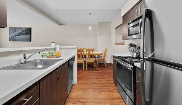 Kjøleskap, mikrobølgeovn, ovn og kokeplater