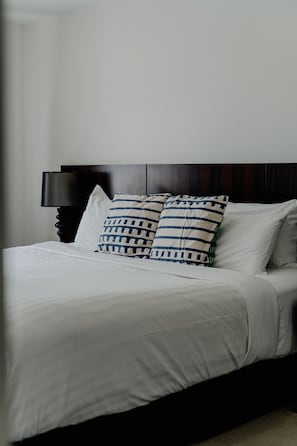 1 habitación, escritorio, tabla de planchar con plancha y wifi