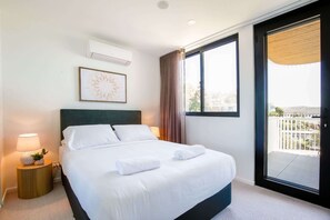 2 bedrooms, desk, iron/ironing board, WiFi